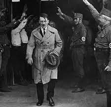 Гитлер заходит в бункер