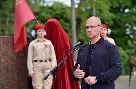 Кириенко в Мариуполе открыл памятник